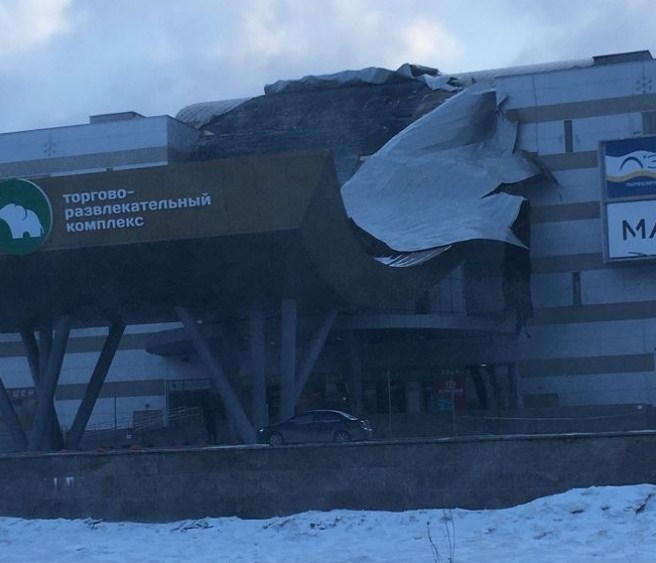 В Миассе шторм сорвал крышу торгового центра