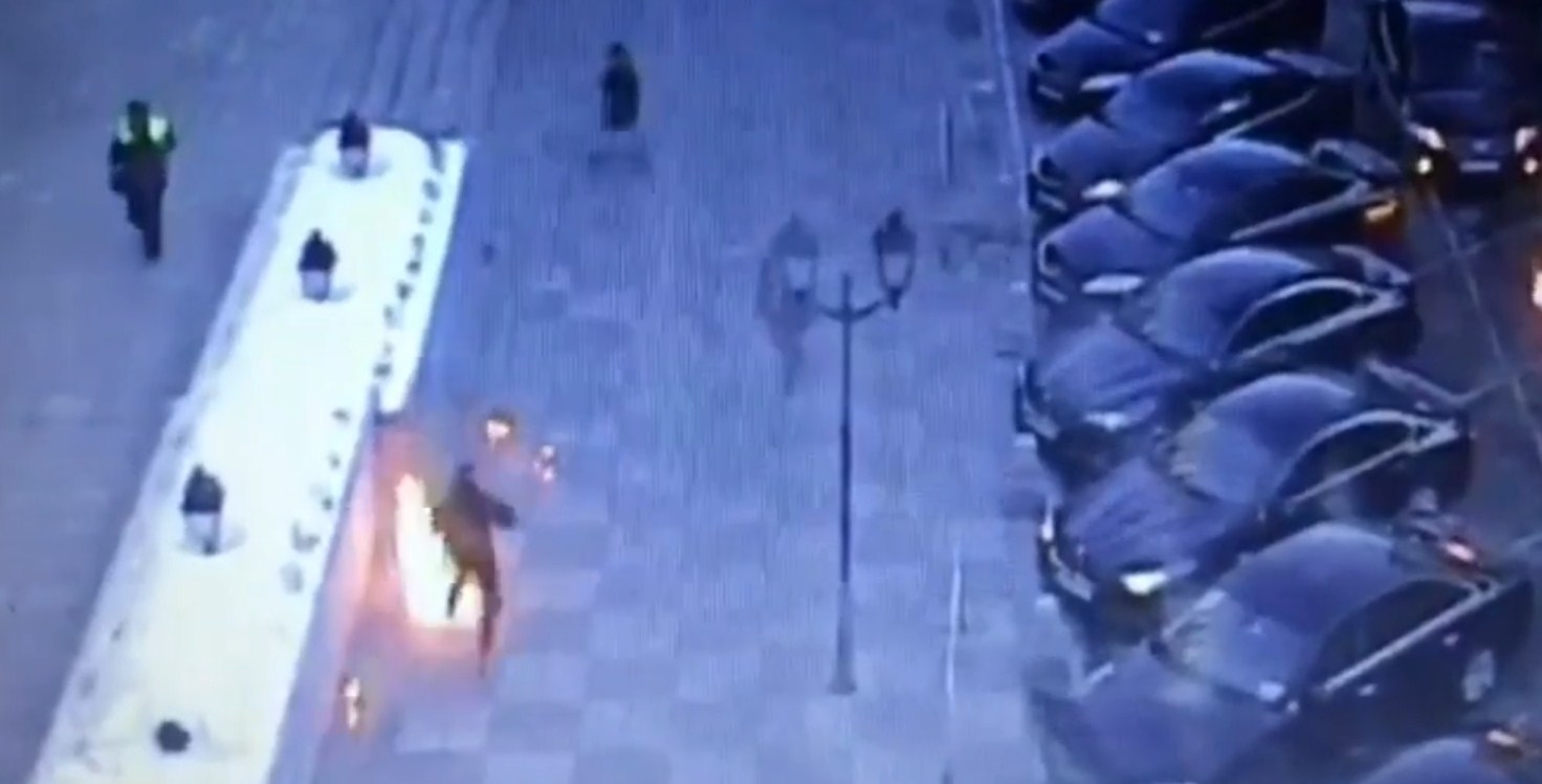 В Москве мужчина пытался поджечь машины у здания СовФеда и загорелся сам