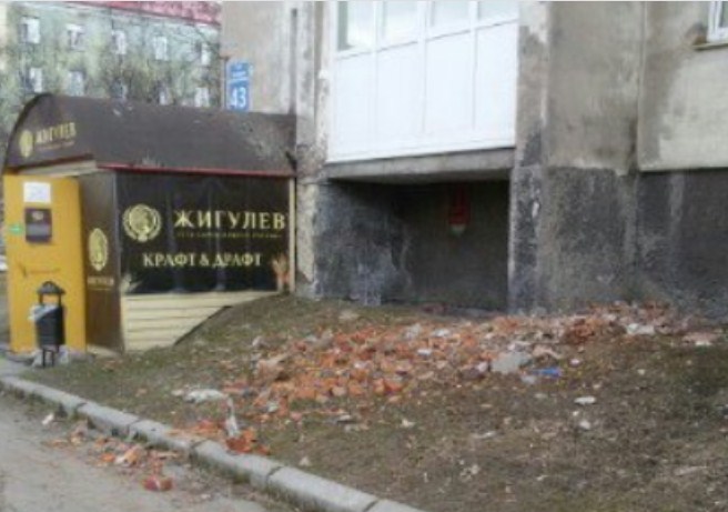 В Мурманске на тротуар рухнул фасад кирпичного здания