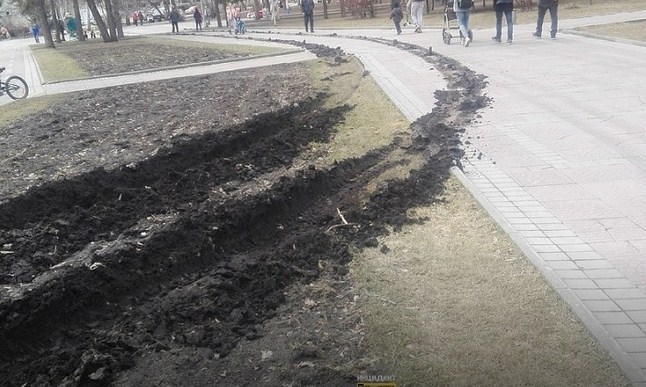 В Нарымском сквере Новосибирска фура раскурочила клумбу и тротуар