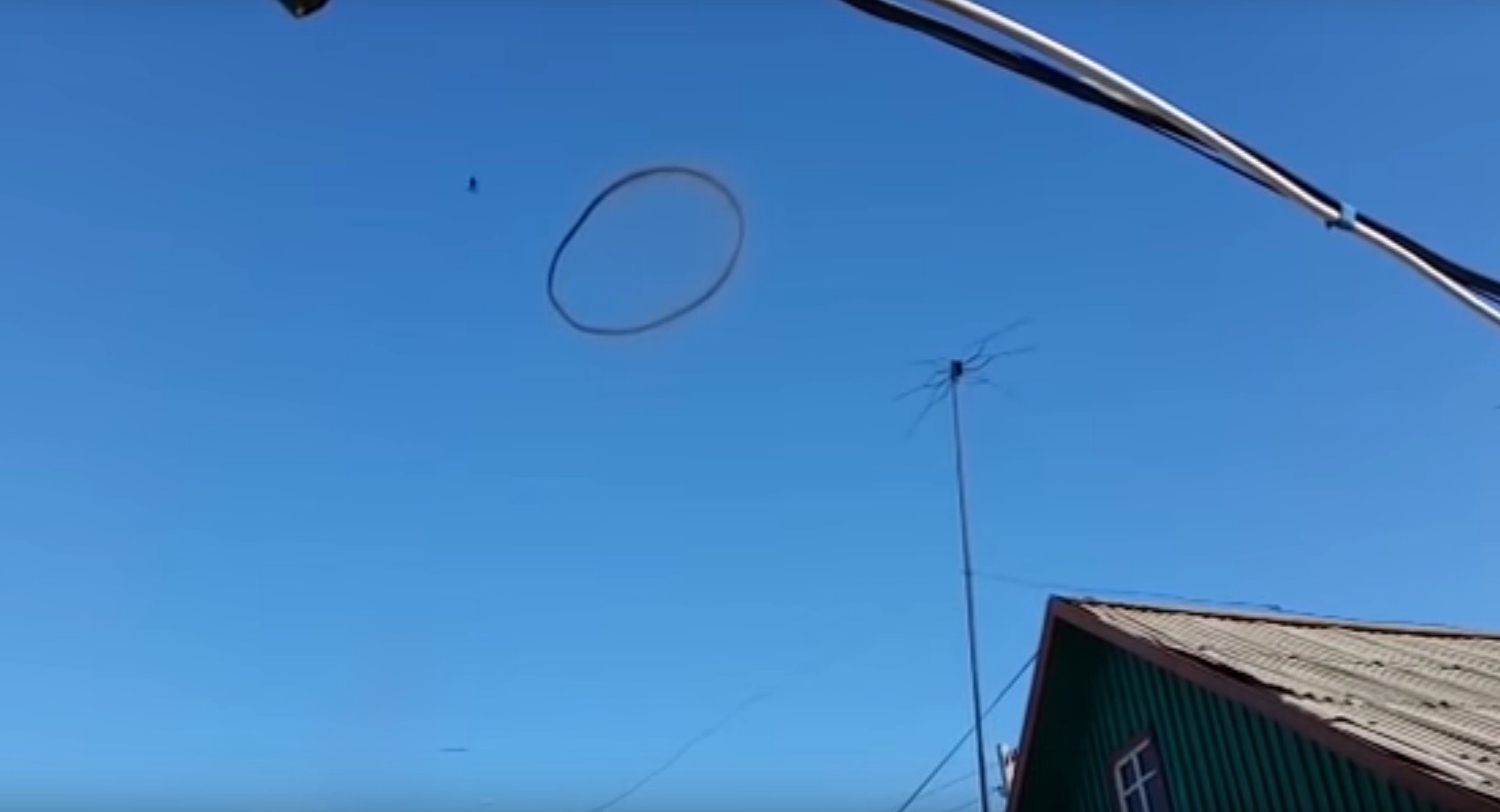 В небе над Красноярском появились загадочные черные кольца