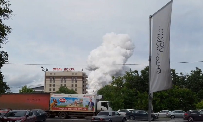 В небе над Химками заметили странное густое химическое облако