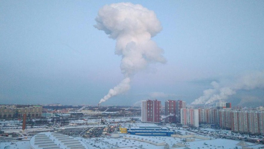 В небе над Химками заметили странное густое химическое облако