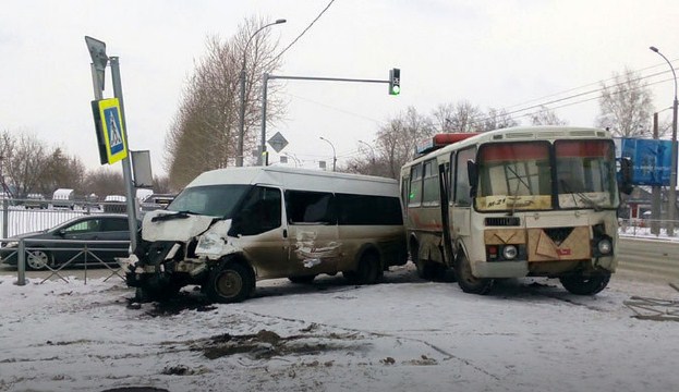 В Новосибирске автобус и маршрутка после ДТП вылетели на тротуар