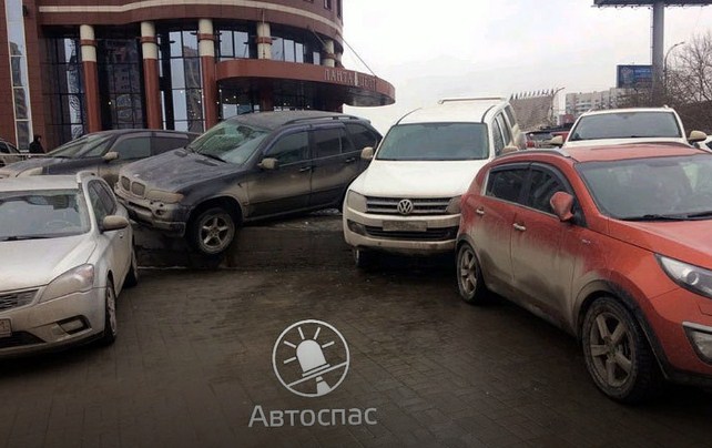 В Новосибирске две машины скатились с парковки на другие автомобили
