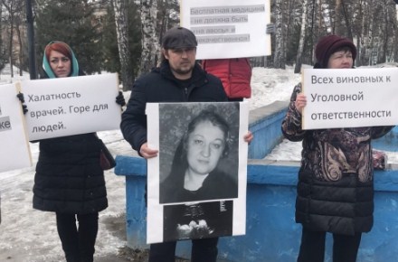 В Новосибирске мужчина, потерявший жену и ребенка, собрал митинг