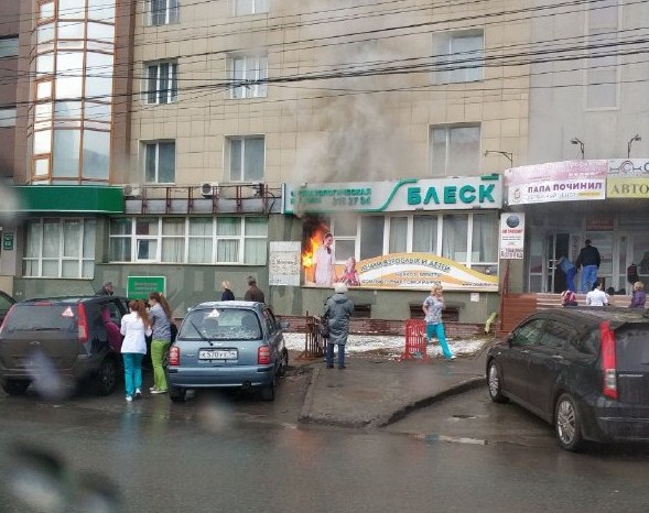 Языки пламени: в Новосибирске на пл. Маркса загорелась стоматология
