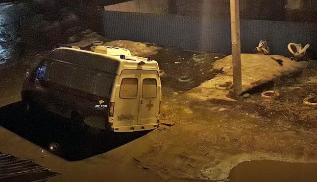 В Новосибирске скорая помощь застряла в яме с грязью