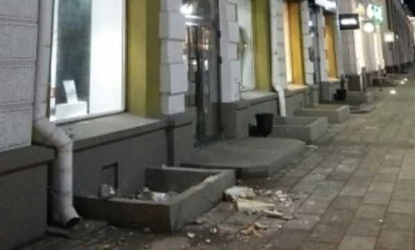 В Омске с фасада дома на Ленина на тротуар обрушилась лепнина