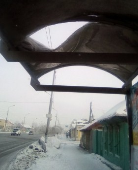 В Омске в любой момент может обвалиться крыша остановки