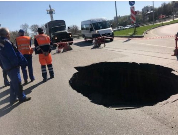 В Пензе на Урицкого провалившийся асфальт открыл портал в другой мир