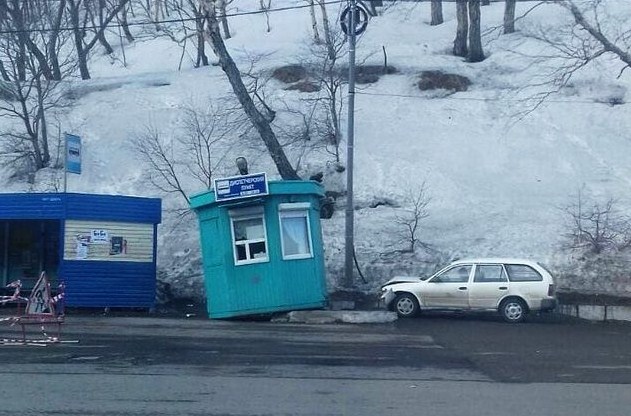 В Петропавловске уснувший водитель протаранил диспетчерский пункт с женщиной внутри
