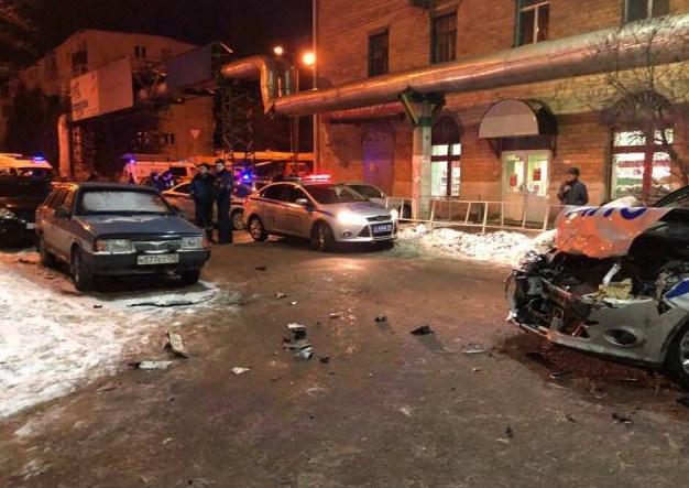 В подмосковном Клину в результате погони со стрельбой повреждены несколько машин