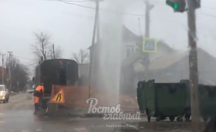 В Ростове из-за коммунальной аварии забил 10-метровый фонтан
