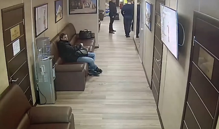 В Ростове коварный кожаный диван напал на журналиста
