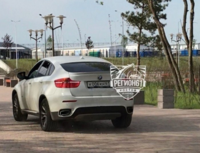 В Ростове наглая автоледи на BMW пронеслась по пешеходной зоне нового парка