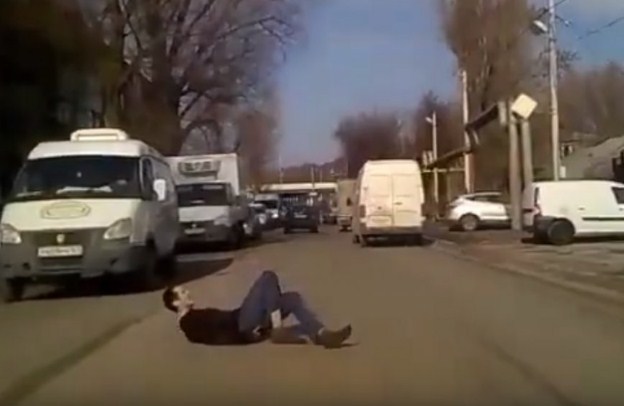В Ростове неадекватный парень в танце бросался под колеса машин