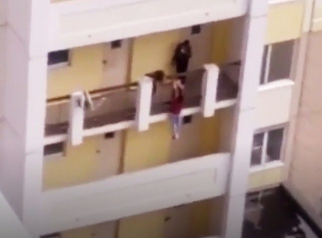 В Ростове попал на видео подросток, повисший на балконе 7 этажа