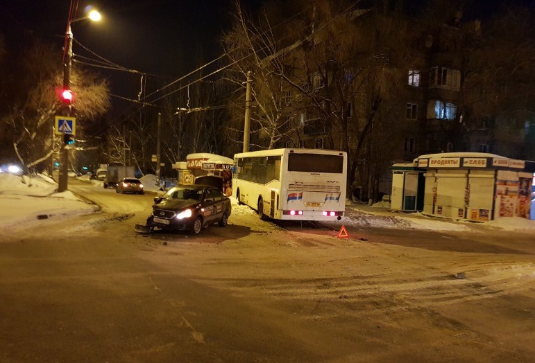 В Самаре автобус протаранил остановку