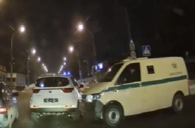 В Саратове на Энтузиастов инкассаторы протаранили иномарку