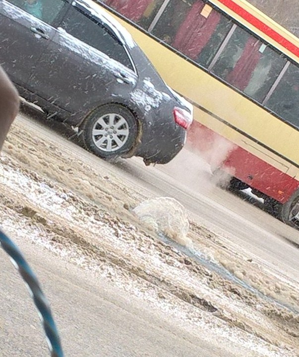 В Саратове прямо на дороге забил коммунальный фонтанчик