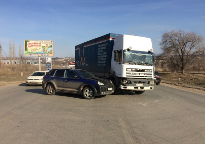 В Саратове у кладбища автоледи на Porsche влетала под фуру