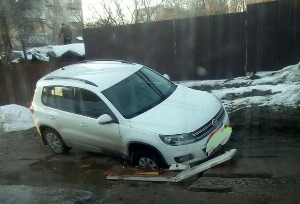 В Саратове яма на СХИ за пару часов поглотила три машины