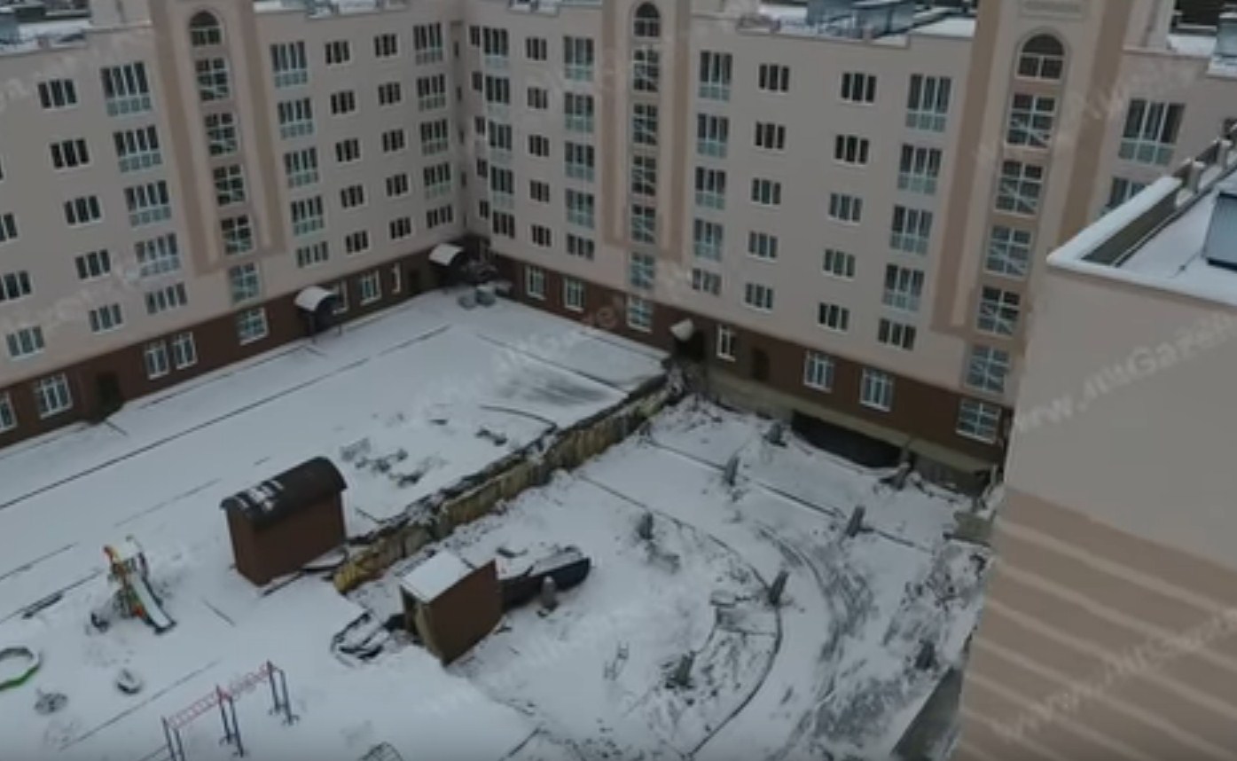 В Сергиевом Посаде в новостройке рухнул подземный паркинг и провалилась под землю детская площадка