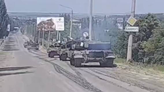 В Сети появилось видео захода колонны танков ВСУ в Бахмут