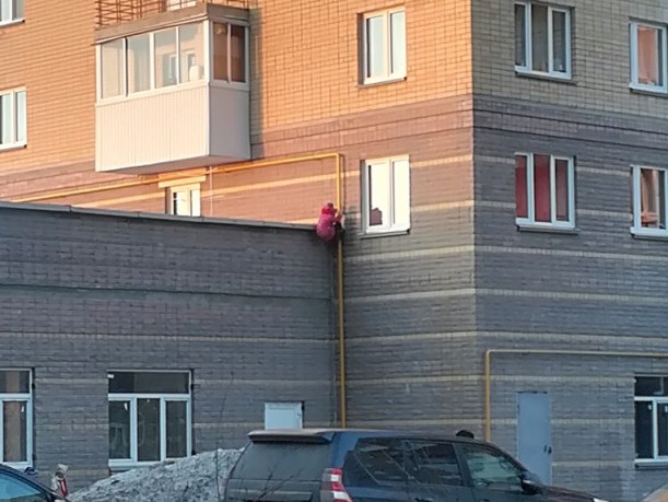 В Смоленске маленькая девочка по трубе забралась на крышу многоэтажки