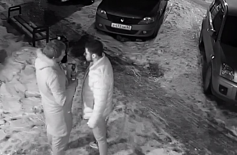 В Смоленске попал на видео вандал, повредивший несколько машин