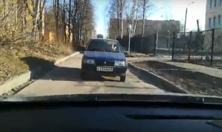 В Смоленске сняли на видео хамоватую автоледи на ВАЗе, ехавшую по встречке