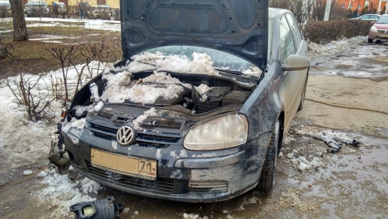 В Туле у концертного зала заглох и вспыхнул автомобиль