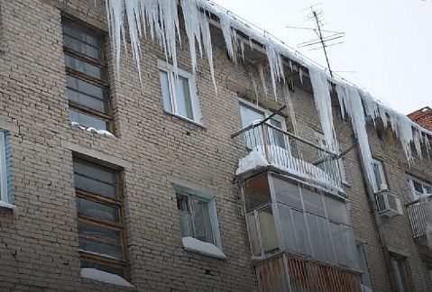 В Твери огромные сосульки угрожают жизни пешеходов