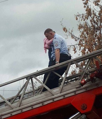 В Улан-Удэ двух детей спасали от падения из окна