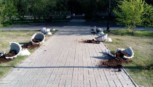 В Улан-Удэ вандалы разбили вазоны на Мемориале Победы
