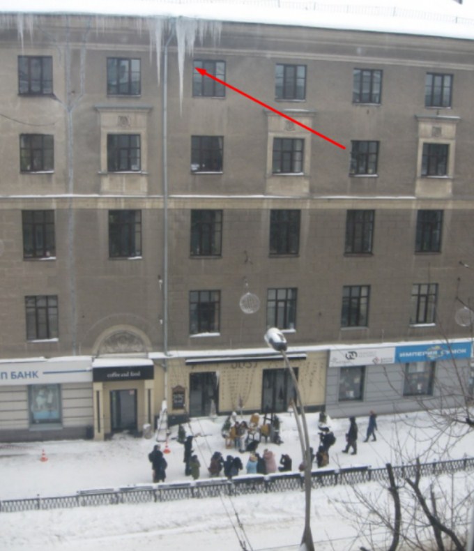 В Воронеже толпа людей собралась под сосульками-убийцами