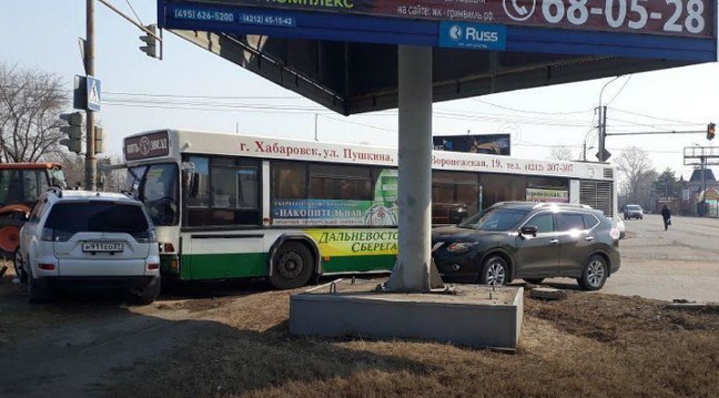 В Хабаровске автобус с 70-ю пассажирами в салоне протаранил иномарку