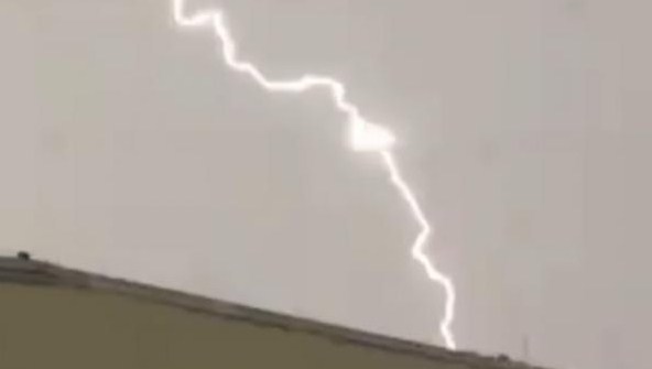 В Хорватии сняли на видео треугольный НЛО, в который попала молния