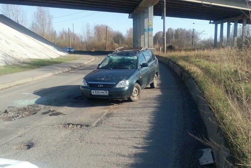 В Ярославле водитель перевернувшегося после ДТП ВАЗа вылез из машины и лег спать на обочине