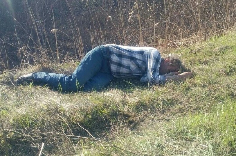 В Ярославле водитель перевернувшегося после ДТП ВАЗа вылез из машины и лег спать на обочине
