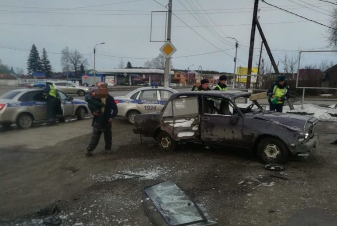 В Заречье пьяный водитель ВАЗа снес остановку и перевернулся: в машине был ребенок