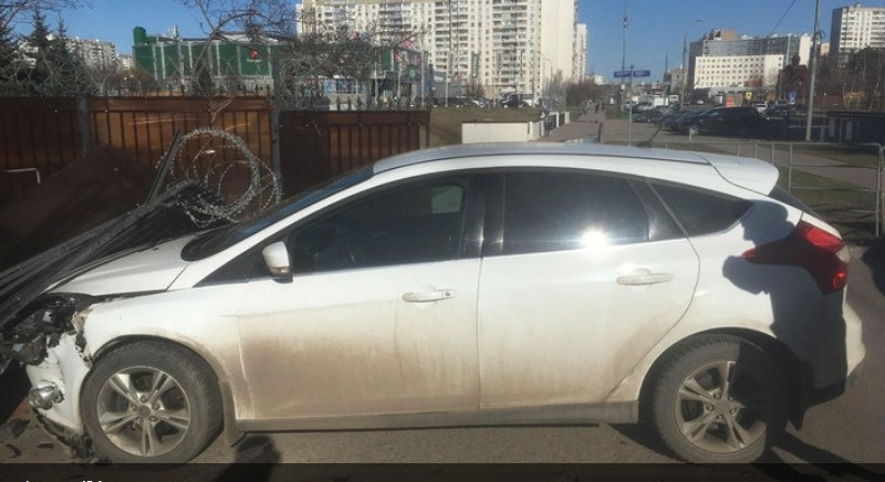 В Зеленограде машина с преступниками врезалась в здание отдела полиции