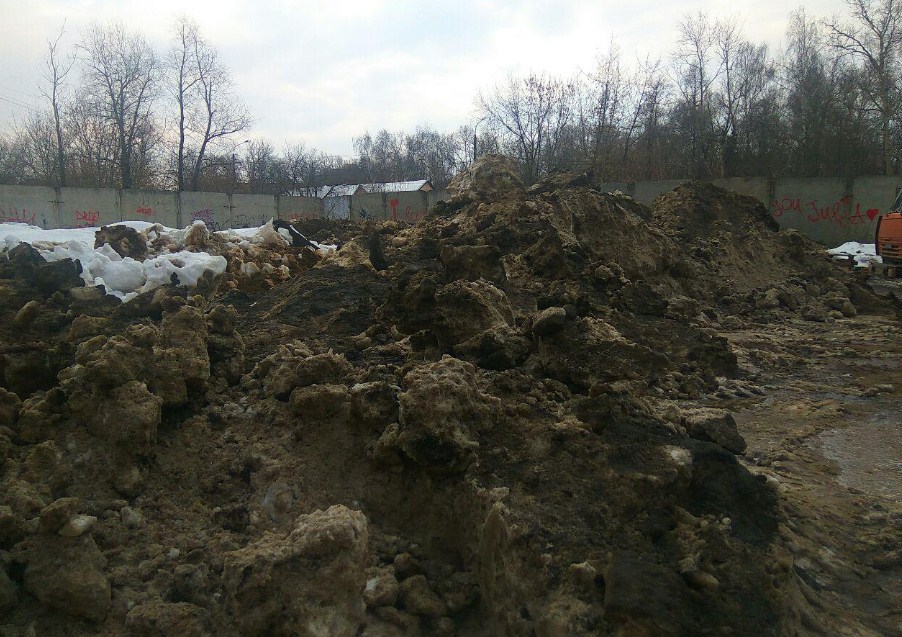 В Жуковском грязный снег с химреагентами сбрасывают прямо у жилого дома