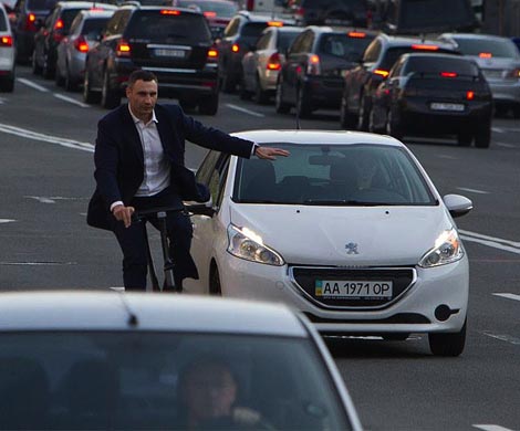 Виталий Кличко упал с велосипеда по дороге на работу