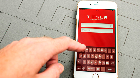 Владельцы Tesla не смогли открыть машины из-за сбоя в приложении