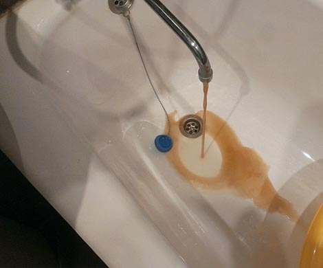 Вода в кранах Нижнего Тагила пахнет фекалиями, чиновники отговариваются