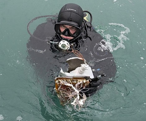 Водолазы подняли на поверхность второй черный ящик Ту-154