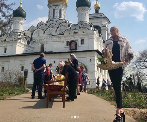 «Волочкова отжигает»: соцсети осудили балерину за странное фото на фоне храма