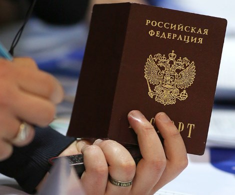 «Выдача российских паспортов сразу после выборов на Украине»: СМИ узнали о планах Кремля по ДНР и ЛНР
